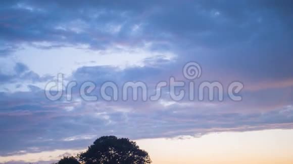 日落夏日多云的天空视频的预览图