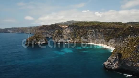 印尼巴厘岛努沙半岛的悬崖大海和海浪视频的预览图