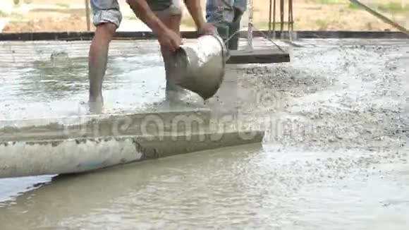 施工工人浇筑混凝土拌料视频的预览图
