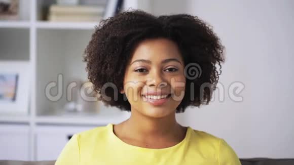 快乐的非裔美国年轻女子在家里的脸视频的预览图