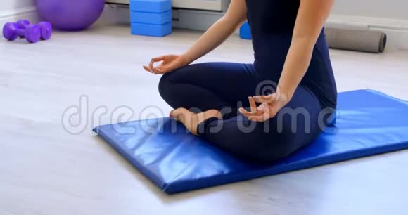 女子在健身馆做瑜伽视频的预览图