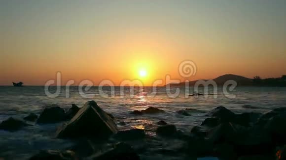海洋中的日落视频的预览图