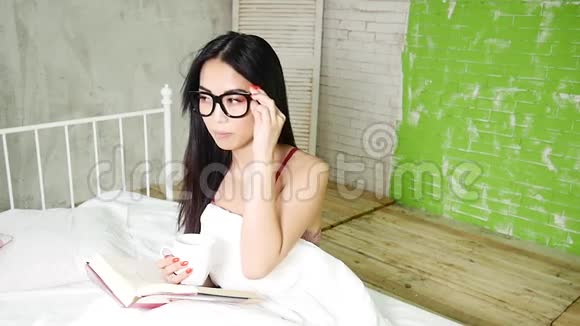 年轻漂亮的亚洲女孩视频的预览图