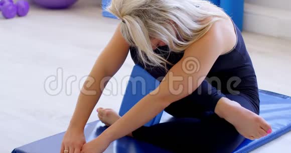 女子在健身室做瑜伽视频的预览图