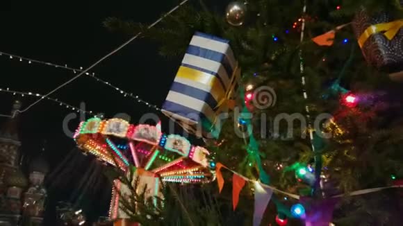 圣诞集市上的旋转木马视频的预览图