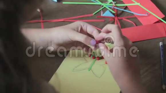 儿童用纸在餐桌上手工制作工艺品视频的预览图