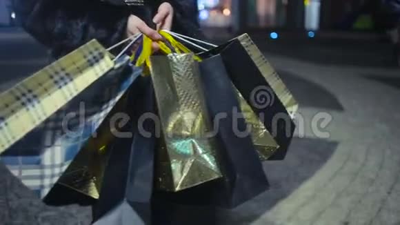圣诞节购物女孩带着商店里的包裹视频的预览图