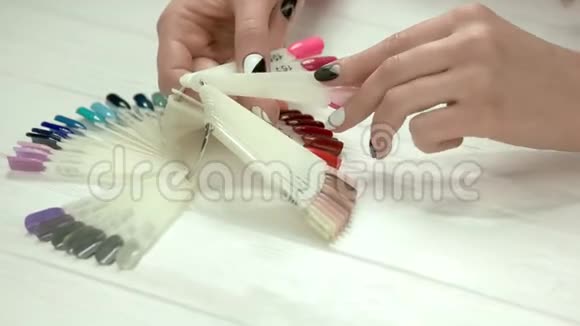 指甲颜色样本在修剪的手视频的预览图