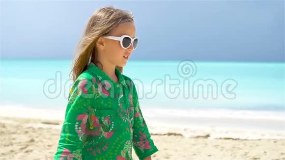可爱的海滩小女孩快乐的孩子享受暑假视频的预览图
