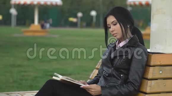 公园里美丽的黑发女郎视频的预览图