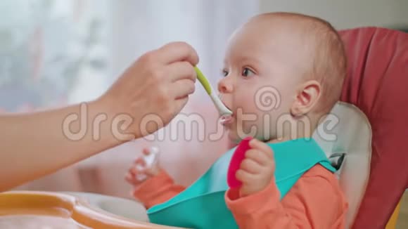 在家吃纯净食物的小女孩视频的预览图