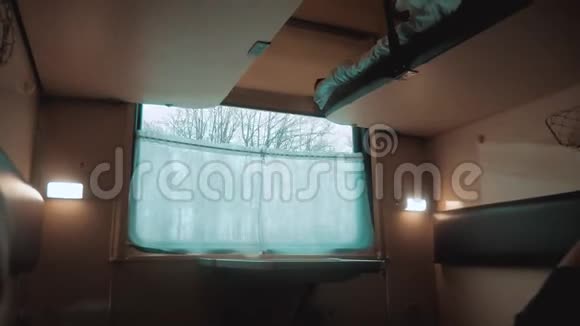 铁路车厢内的内部马车概念旅行旅程生活方式列车美丽的景色视频的预览图