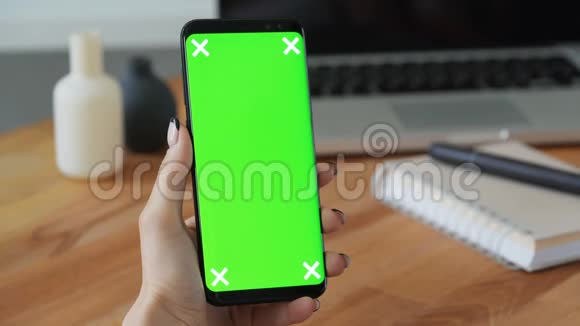 手拿绿色屏幕显示手机的人视频的预览图