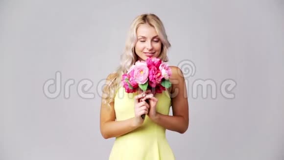 快乐的年轻女人带着花视频的预览图