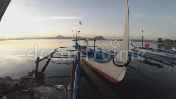 停泊在湖岸的旅游船为岛屿间旅客提供服务视频的预览图