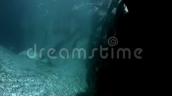 水下景观晶莹剔透的绿松石山河韦尔扎斯卡视频的预览图