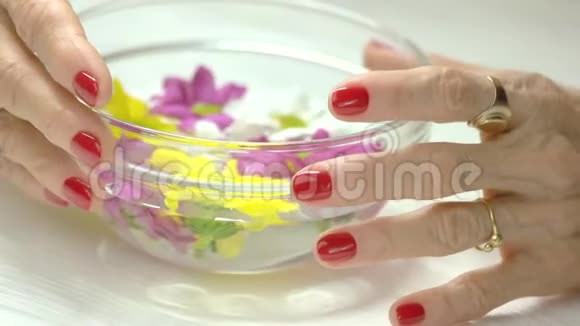 芳香浴和女性修剪的手视频的预览图