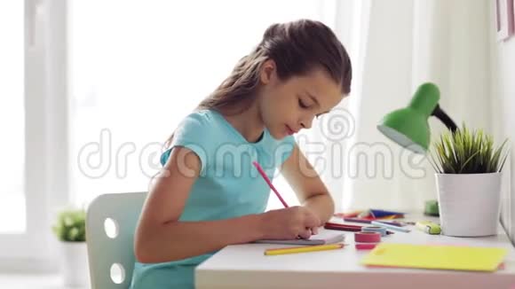 快乐的女孩在家画画视频的预览图