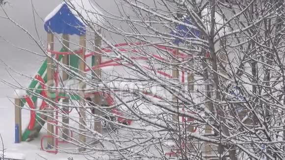 城市多云天气下的早晨降雪视频的预览图