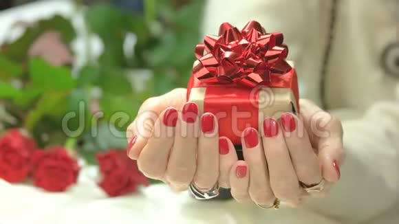 女修指甲手中的礼品盒视频的预览图