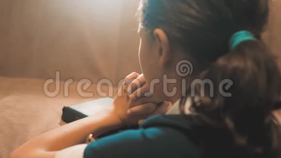 小女孩在夜里祈祷小女孩手的生活方式祈祷小女孩圣经在圣经中祈祷视频的预览图