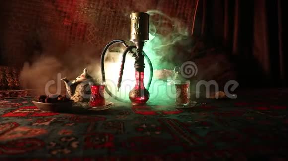 胡卡热煤在石沙碗使云蒸汽在阿拉伯内部东方点缀地毯上东方茶道视频的预览图