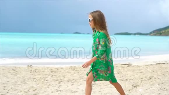 可爱的海滩小女孩快乐的孩子享受暑假视频的预览图