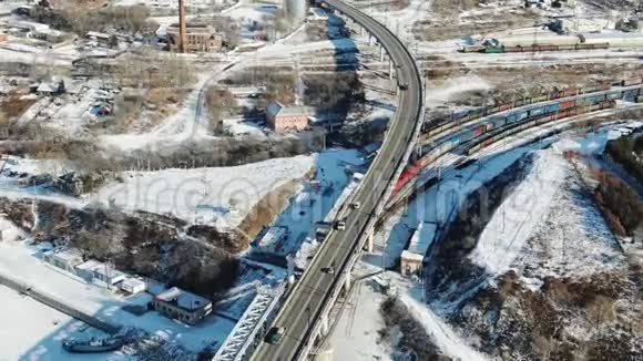哈巴罗夫斯克大桥横跨俄罗斯东部哈巴罗夫斯克市阿姆河的公路和铁路桥视频的预览图