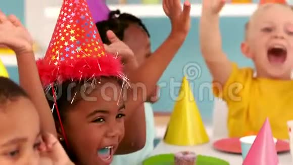 孩子们在生日聚会上快乐视频的预览图