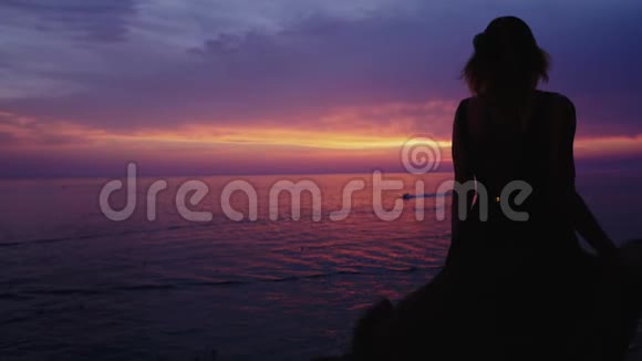 克罗地亚罗维尼享受日落的女人视频的预览图
