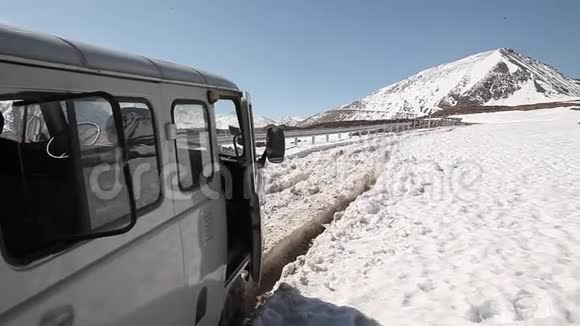 汽车被困在山上的雪地里视频的预览图