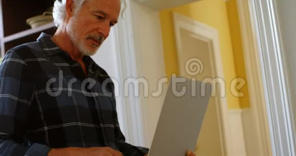 家里用笔记本电脑的老人视频的预览图