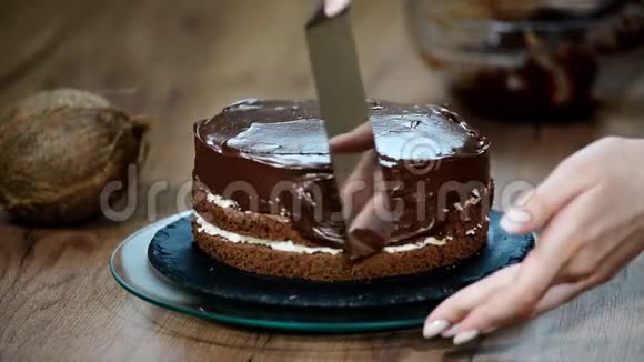 糕点厨师用巧克力奶油覆盖蛋糕视频的预览图