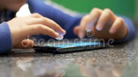 桌上玩手机的小孩视频的预览图