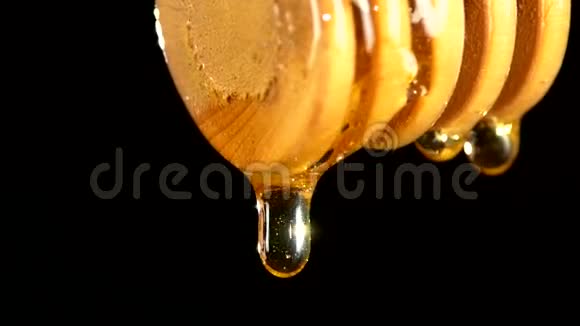 从木制的蜜汁滴下来的蜂蜜视频的预览图