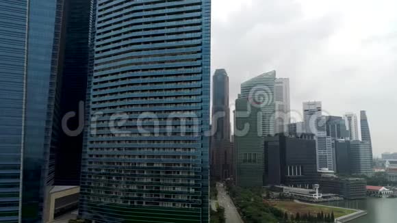 现代商业建筑的鸟瞰图商业中心市中心摩天大楼的建筑景观现代摩天大楼里视频的预览图