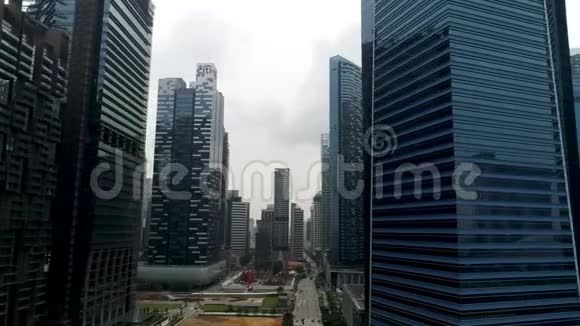 现代商业建筑的鸟瞰图商业中心市中心摩天大楼的建筑景观现代摩天大楼里视频的预览图