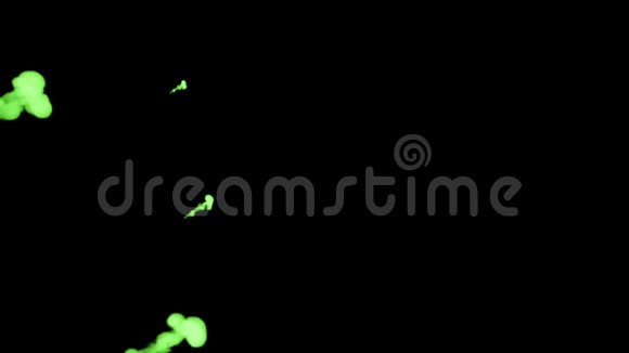 发光的绿色墨水在黑色背景上注入水三维动画与卢马哑光作为阿尔法通道在缓慢运动使用视频的预览图