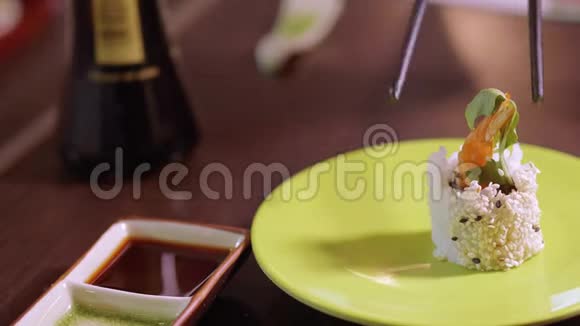 把寿司卷切成酱油视频的预览图