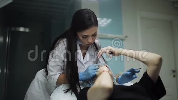 美容师制作注射塑料嘴唇一家诊所的一名年轻女子做了脂肪增强手术视频的预览图