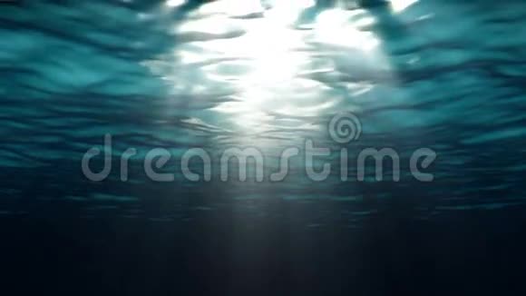 在水下看到深蓝色海洋表面视频的预览图