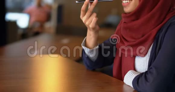 4k自助餐厅的女人在讲手机视频的预览图