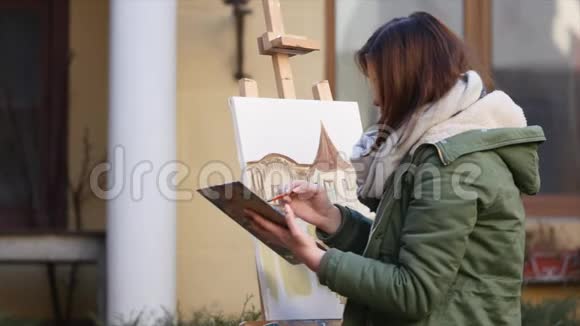 年轻的艺术家在城里画画艺术家们在街上画画学生画旧欧洲的建筑视频的预览图