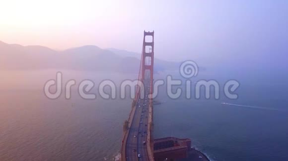 空中金门大桥和山景从上面视频的预览图