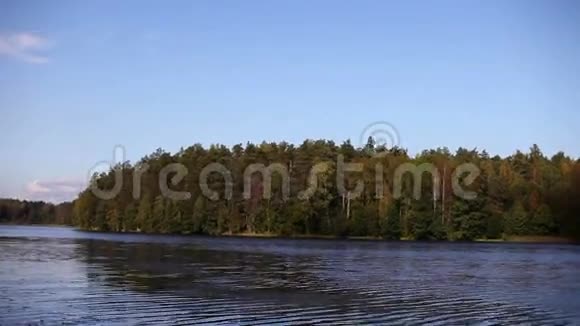 秋天美丽的湖视频的预览图