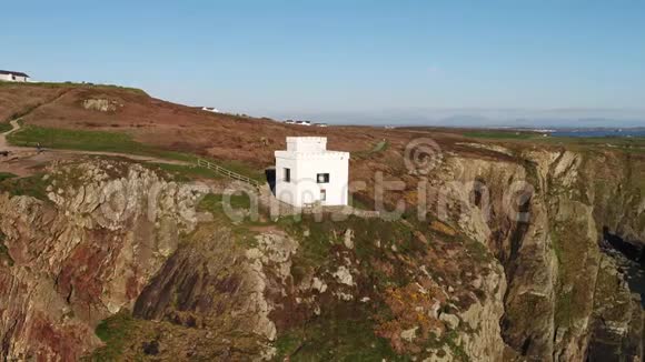 在安格列西威尔士的历史性南斯塔克灯塔附近的美丽悬崖的鸟瞰图视频的预览图