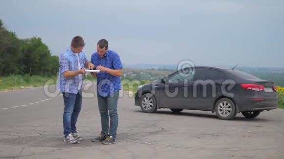 两个人达成协议男卖家司机制作汽车保险慢动作视频男人生活方式销售视频的预览图