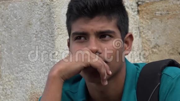 悲伤和不快乐的男性西班牙裔青少年视频的预览图