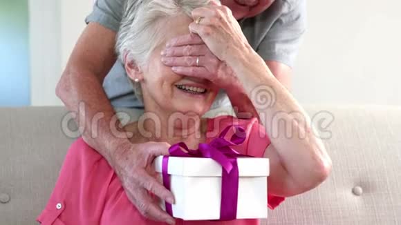 提供礼物的老人视频的预览图