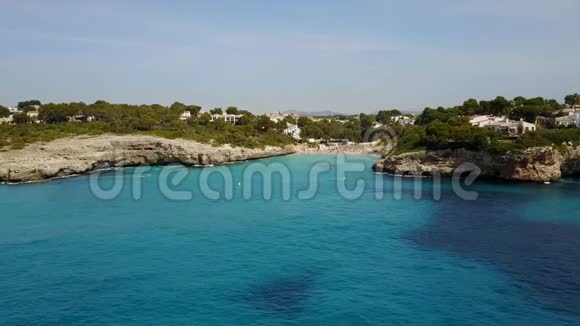 西班牙马约卡卡拉安吉拉美丽海湾的无人机空中景观视频的预览图